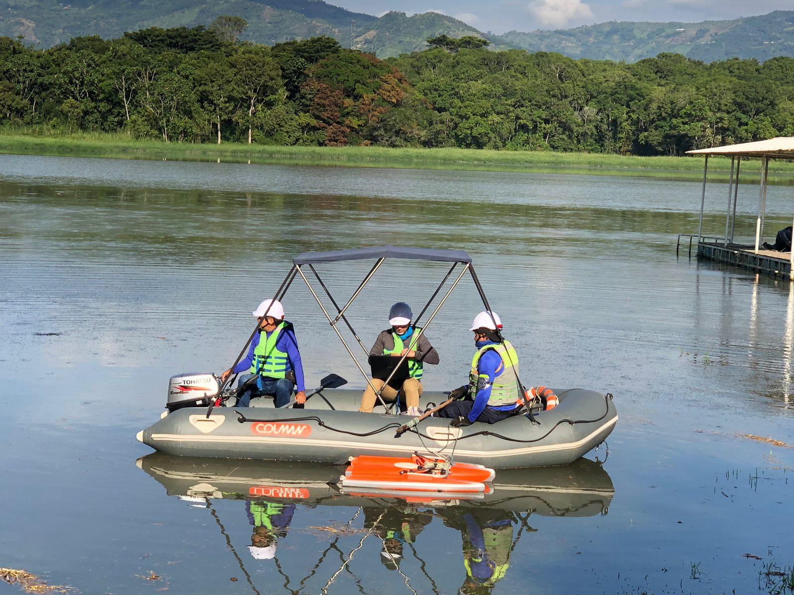 Equipo realizando trabajo de campo desde bote