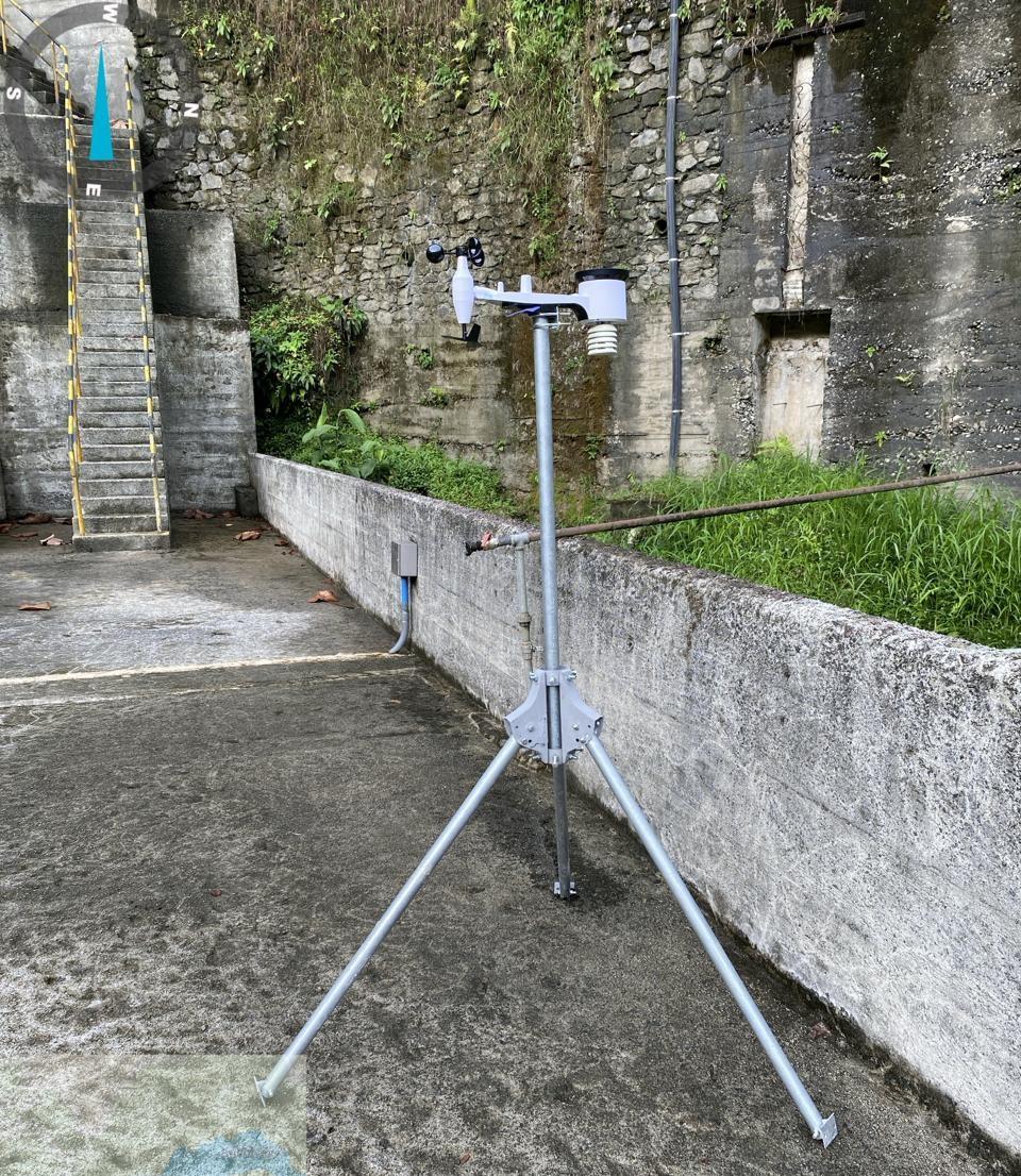Estación meteorológica portátil con sensores y trípode instalada en campo.